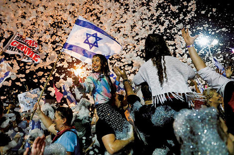 泡スプレーに紙吹雪　ネタニヤフ退陣で祝賀ムードのイスラエル
