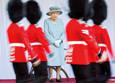 エリザベス女王、規模縮小も「2つ目」の誕生会ににこやか