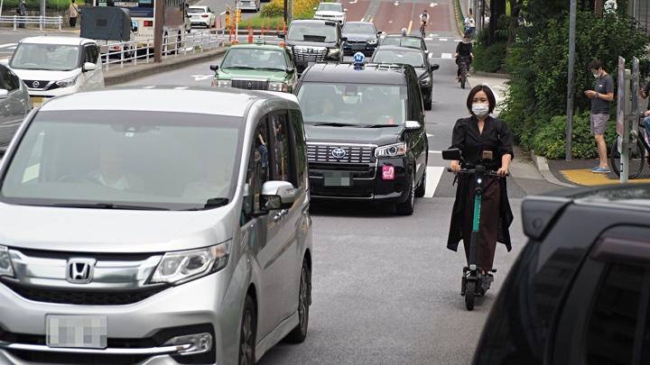 あまりに危険 ! ノーヘル、右折OKとなった電動キックボードの車道走行は