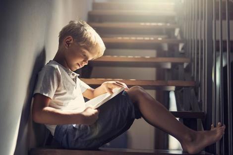 男の子は読書が苦手（OECD調査）...でも本好きに変えられる6つの方法