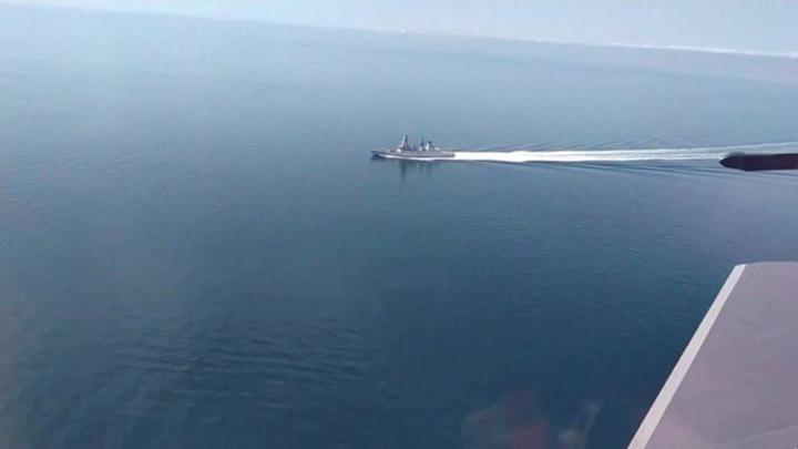 ロシア軍機から撮影された英駆逐艦HMSディフェンダー ロシア軍機から撮影された英駆逐艦HMSディフェンダー