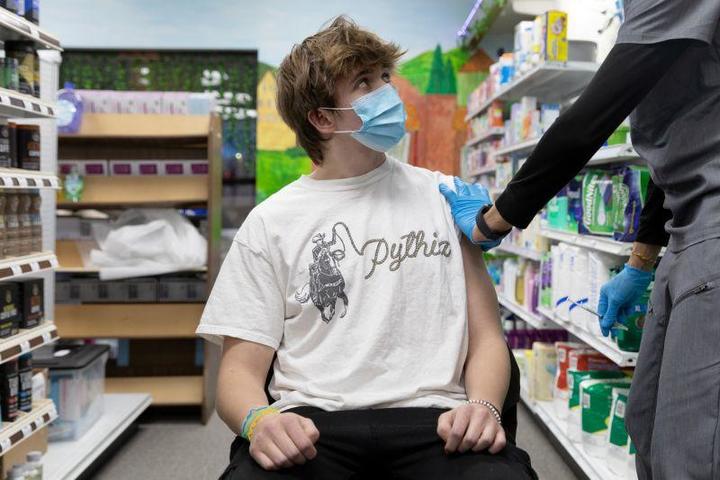 ペンシルベニア州でコロナワクチンを受ける若者 ペンシルベニア州でコロナワクチンを受ける若者