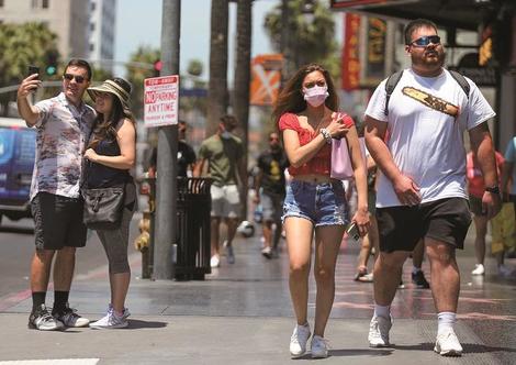 ロサンゼルスがマスク再義務化、「ワクチンは効いている」が問題は...