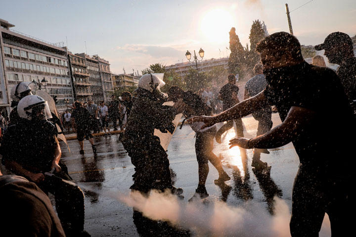 ギリシャの反ワクチンデモ