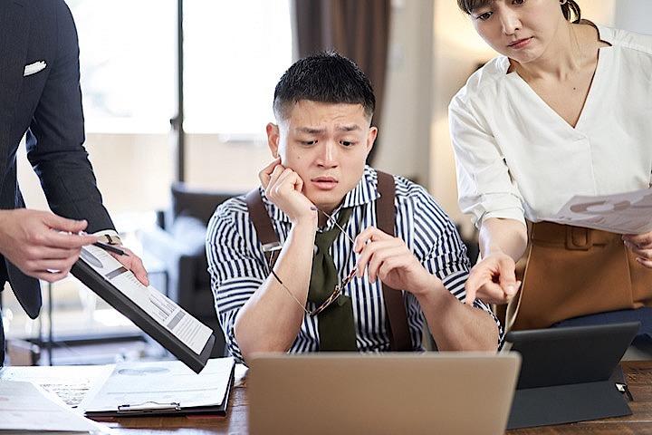 締め切りに追われる会社員 締め切りに追われる会社員