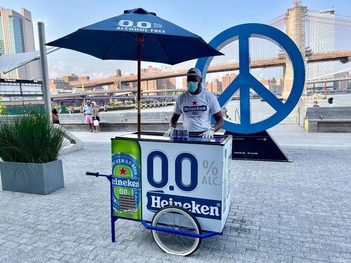 ニューヨークで行われたハイネケンのノンアルビール試飲イベントのスタンド ニューヨークで行われたハイネケンのノンアルビール試飲イベントのスタンド