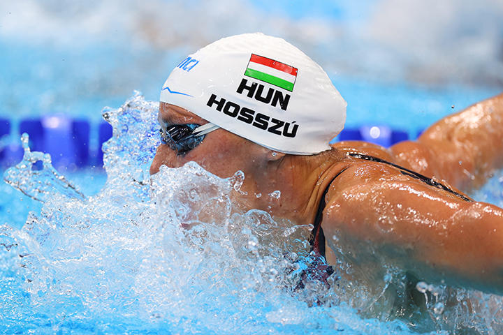 競泳界の「鉄の女」が水の上を歩く奇跡の一枚｜ニューズウィーク日本版