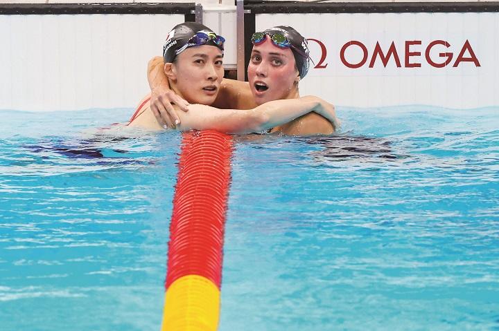 大橋悠依選手、エマ・ワイヤント選手 大橋悠依選手、エマ・ワイヤント選手