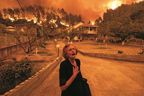 エーゲ海の島を焼き尽くす山火事、自宅を捨てて逃げるしかない女性の悲痛