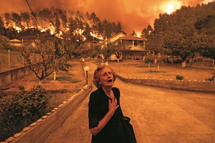 エーゲ海の島を焼き尽くす山火事 自宅を捨てて逃げるしかない女性の悲痛 ニューズウィーク日本版 オフィシャルサイト エーゲ海の島を焼き尽くす山火事 自宅を捨てて逃げるしかない女性の悲痛 ニューズウィーク日本版 オフィシャルサイト