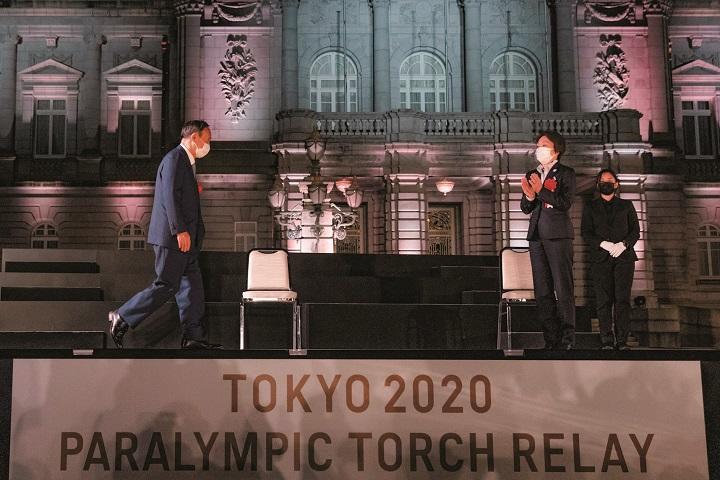 パラリンピックの聖火集火式に参加する菅首相