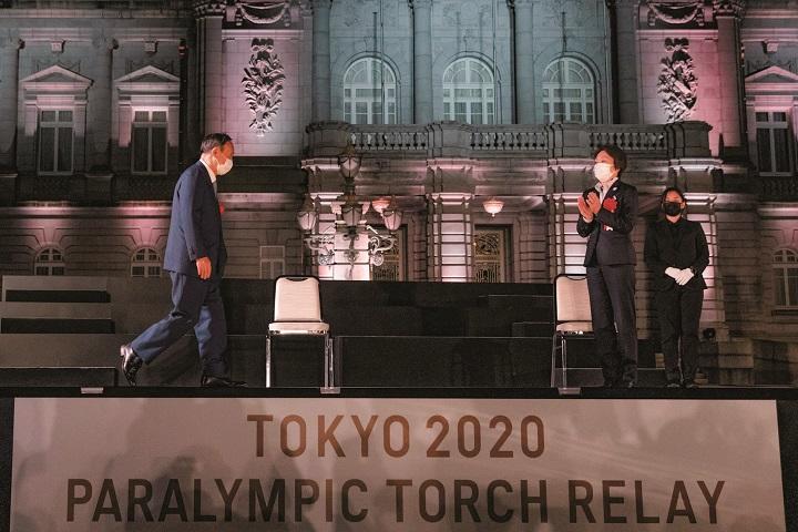 パラリンピックの聖火集火式に参加する菅首相 パラリンピックの聖火集火式に参加する菅首相