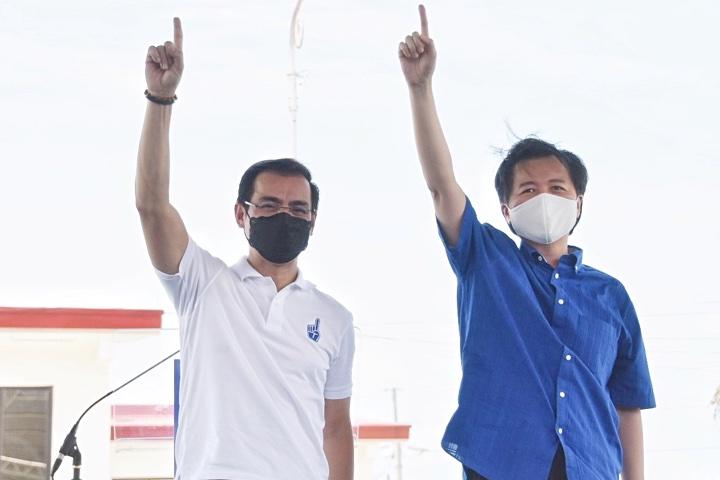 マニラ市のイスコ・モレノ市長(左)とは医療アドバイザーのウィリー・オン氏 マニラ市のイスコ・モレノ市長(左)とは医療アドバイザーのウィリー・オン氏