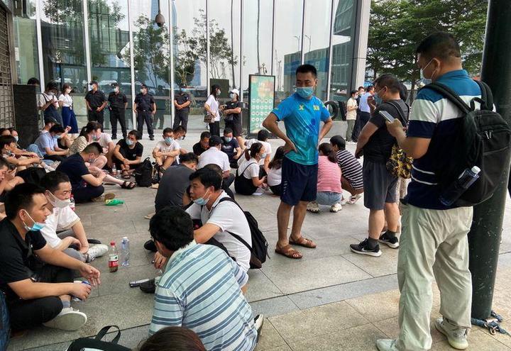 中国恒大本社近くに集まり、融資や金融商品の返済を要求する人々 中国恒大本社近くに集まり、融資や金融商品の返済を要求する人々