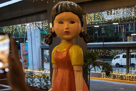 不気味過ぎて超人気！韓国「イカゲーム」の殺人人形が街に現れネット騒然