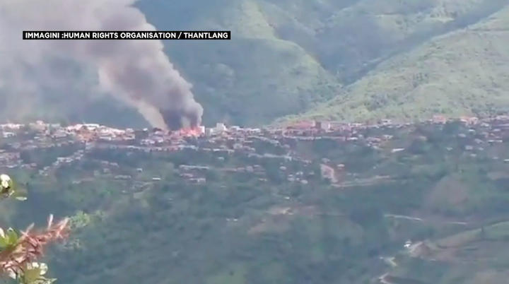 国軍の砲撃や放火で炎上したミャンマー西部チン州の民家