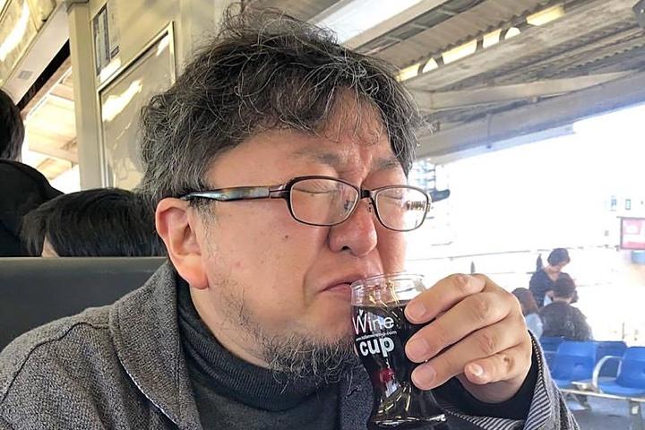 ワインを飲む樋口真嗣監督