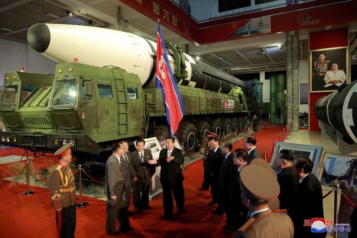 兵器展示会を訪れた北朝鮮の金正恩総書記 兵器展示会を訪れた北朝鮮の金正恩総書記