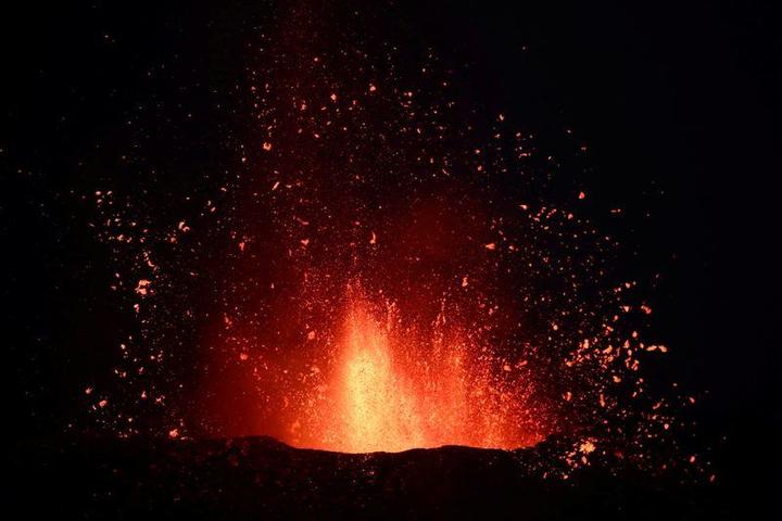 カナリア諸島ラパルマ島の火山噴火 1カ月近く経つも早期終息の兆候なく ニューズウィーク日本版 オフィシャルサイト カナリア諸島ラパルマ島の火山噴火 1カ月近く経つも早期終息の兆候なく ニューズウィーク日本版 オフィシャルサイト