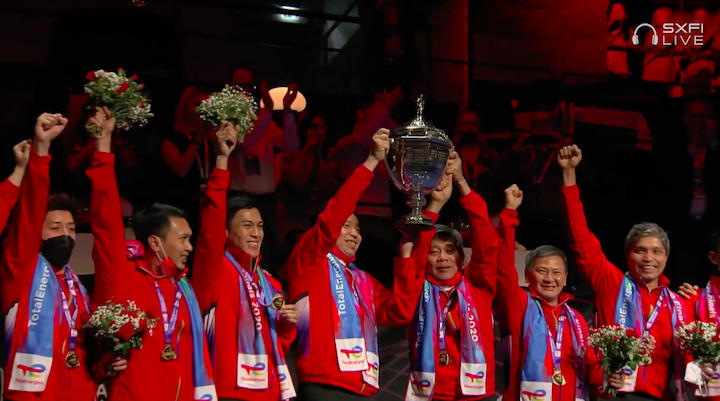 バドミントン「トマスカップ」優勝杯を手にしたインドネシア選手団 バドミントン「トマスカップ」優勝杯を手にしたインドネシア選手団