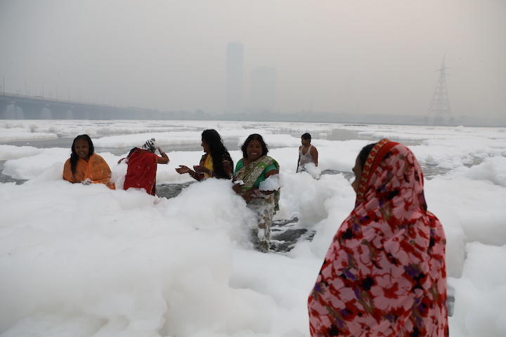 祝祭で人々が沐浴するインド ヤムナー川 有害物質の泡で覆われた ニューズウィーク日本版 オフィシャルサイト