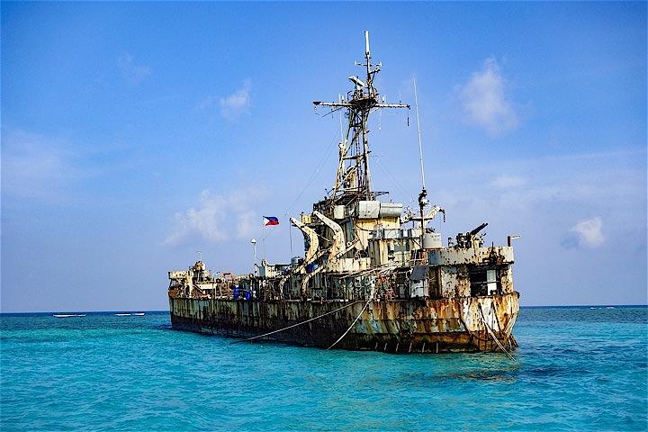 南シナ海のフィリピン海軍の座礁船「シエラマドレ」 南シナ海のフィリピン海軍の座礁船「シエラマドレ」