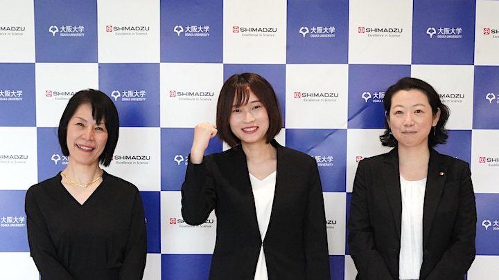 島津製作所上席理事、大阪大学工学研究科特任教授、大阪大学・島津分析イノベーション協働研究所所長 飯田順子さん(左)、人材開発室室長 妹崎淑恵さん(右)、分析計測事業部、大阪大学博士課程在籍林田桃香さん(中央) 島津製作所「REACHラボプロジェクト」の飯田順子さん(左)、人材開発室室長 妹崎淑恵さん(右)、分析計測事業部林田桃香さん(中央)
