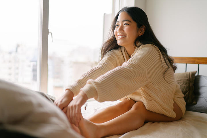 満ち足りた朝を迎えた女性 満ち足りた朝を迎えた女性