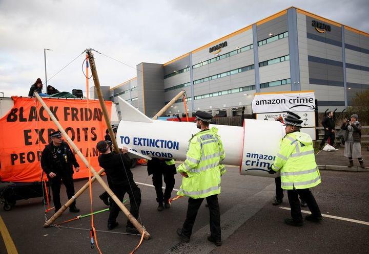 英国・エセックス州のアマゾン施設近くに置かれた障害物を排除する警察官 英国・エセックス州のアマゾン施設近くに置かれた障害物を排除する警察官