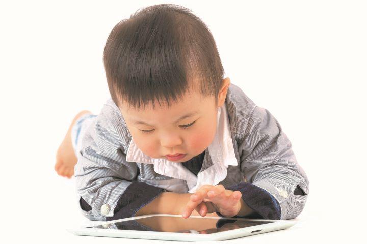 タブレットを見る幼児 タブレットを見る幼児