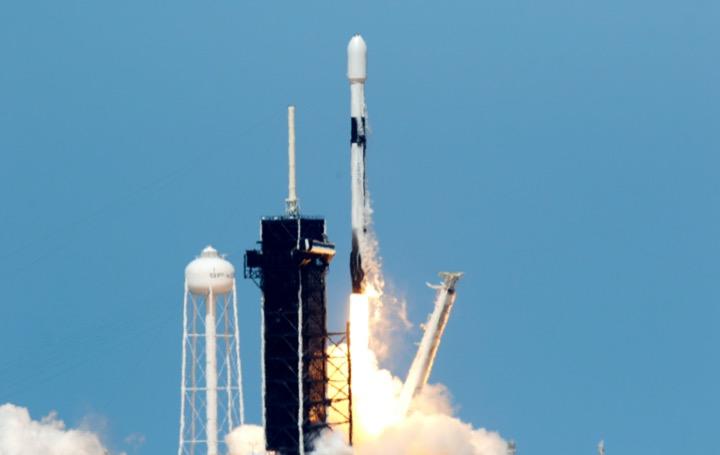 スペースXファルコン9の発射打ち上げ スペースXファルコン9の発射打ち上げ