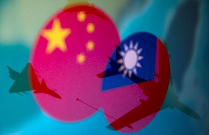 中国と台湾の旗と軍用機のイメージ