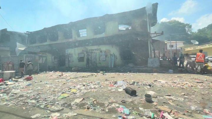 ソロモン諸島のホニアラで数日間にわたる騒動の後、破壊された建物