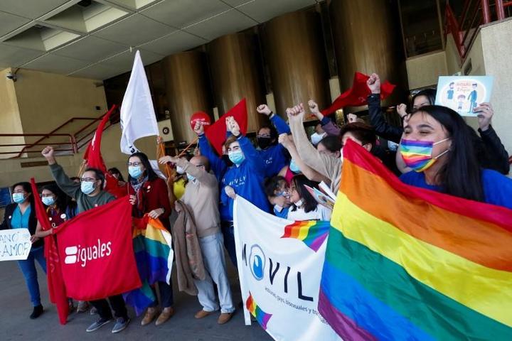 チリ議会で同性婚を合法化する法案可決を歓迎する人々