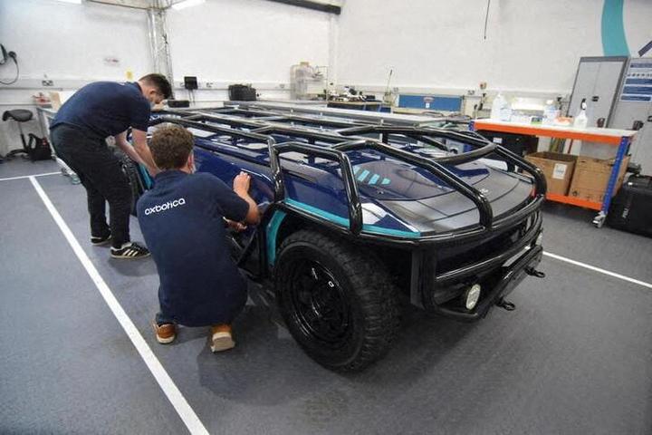 自動運転車を使って作業する、オクスボティカの従業員 自動運転車を使って作業する、オクスボティカの従業員