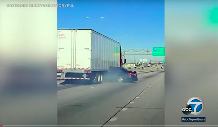 動画 乗用車を引きずりながら 高速道路を走り続ける大型トラック ニューズウィーク日本版 オフィシャルサイト