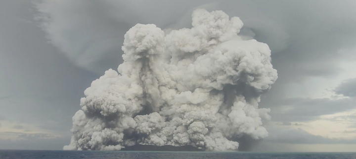トンガの火山噴火（衛星画像）