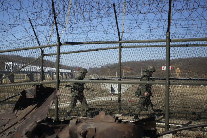 北朝鮮が人間らしい生活だった」 脱北者が軍事境界線越えて北朝鮮入り