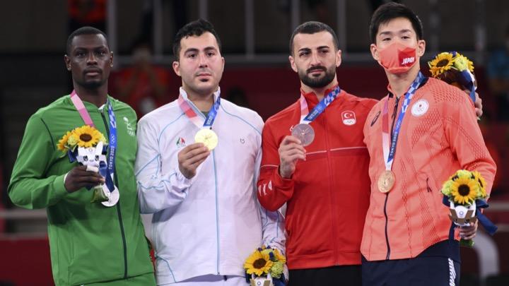 イランのサジャド・ガンジザデーほか東京オリンピックの空手男子 組手75キロ超級の表彰式 イランのサジャド・ガンジザデーほか東京オリンピックの空手男子 組手75キロ超級の表彰式