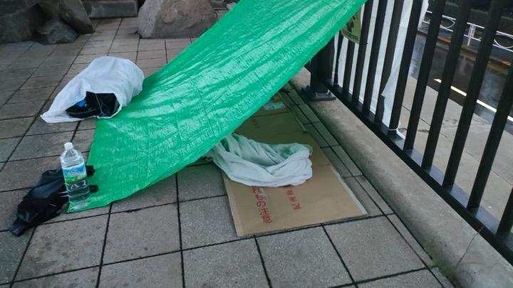 隅田川にかかる白鬚橋の近くに設置されたホームレスの寝床 隅田川にかかる白鬚橋の近くに設置されたホームレスの寝床