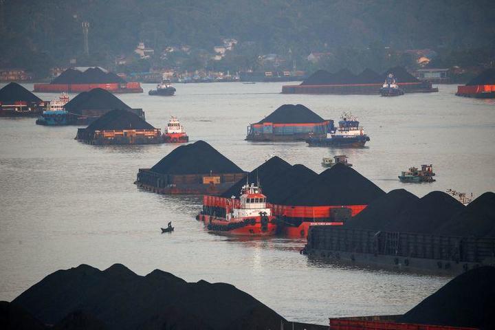 インドネシア東カリマンタン州沖に停泊する石炭運搬船