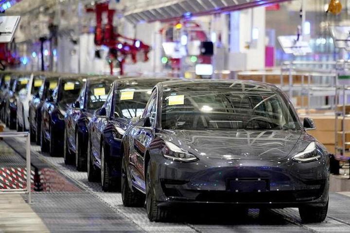上海にある工場で生産されるテスラ車 上海にある工場で生産されるテスラ車