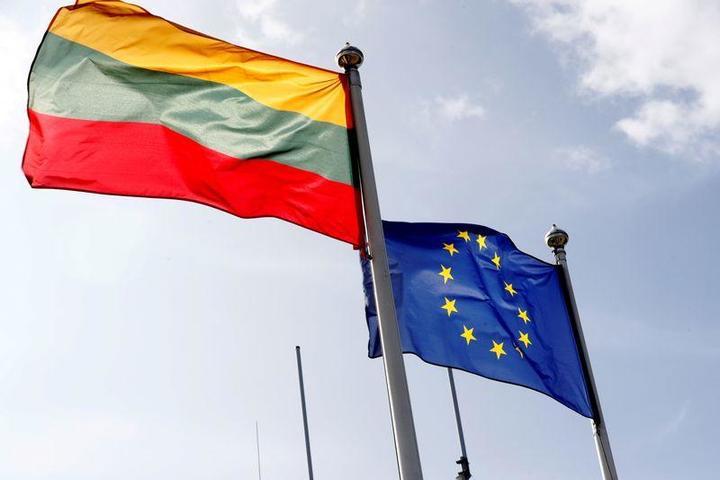 EUの旗とリトアニアの国旗