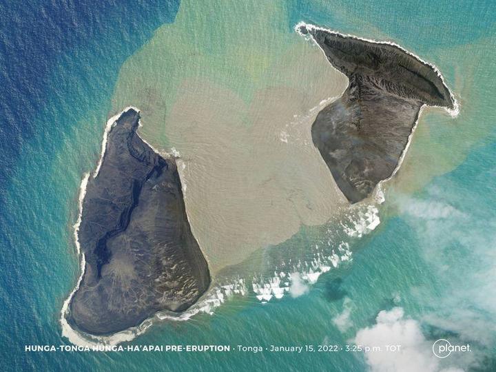噴火2時間前のトンガの海底火山「フンガトンガ・フンガハーパイ」の衛星写真