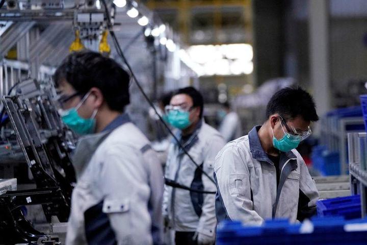 中国自動車部品製造会社の延鋒安道の上海工場で働く労働者たち 中国自動車部品製造会社の延鋒安道の上海工場で働く労働者たち
