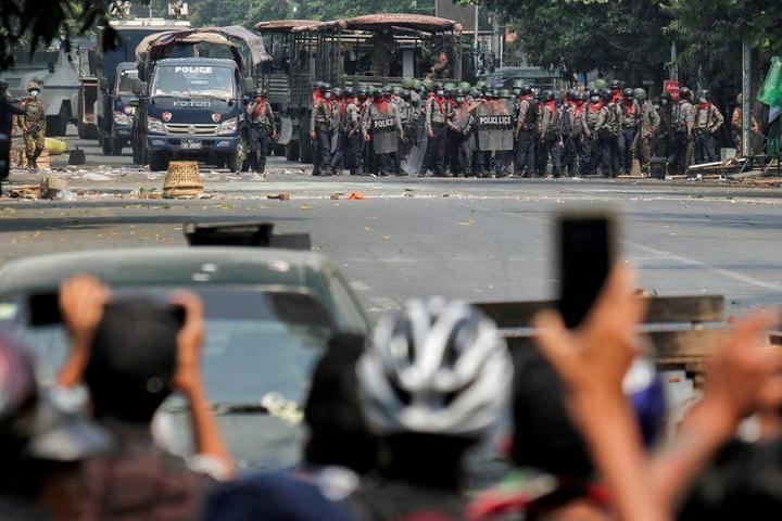 ミャンマーの警察と軍事クーデターに反対する人々