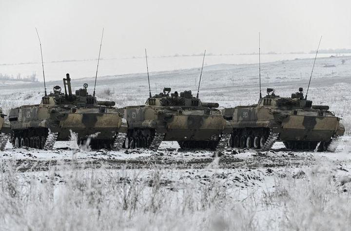 ロシアのロストフ州カダモフスキーで演習を行うロシア軍戦車
