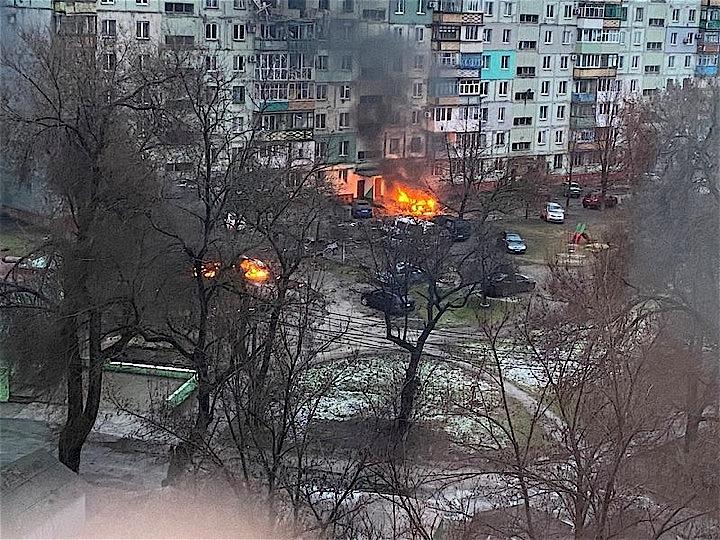 ロシアの軍事侵攻を受けて炎上するマリウポリ市内