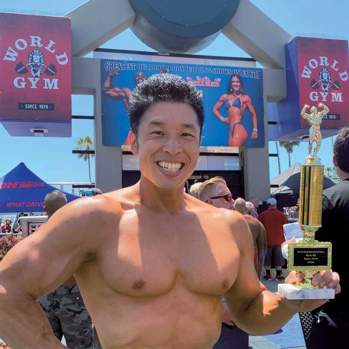 ボディビル ベニスビーチ 優勝 トロフィー なかやまきんに君 ヤー 米ボディビル大会で優勝！なかやまきんに君の次の「挑戦」｜ニューズ