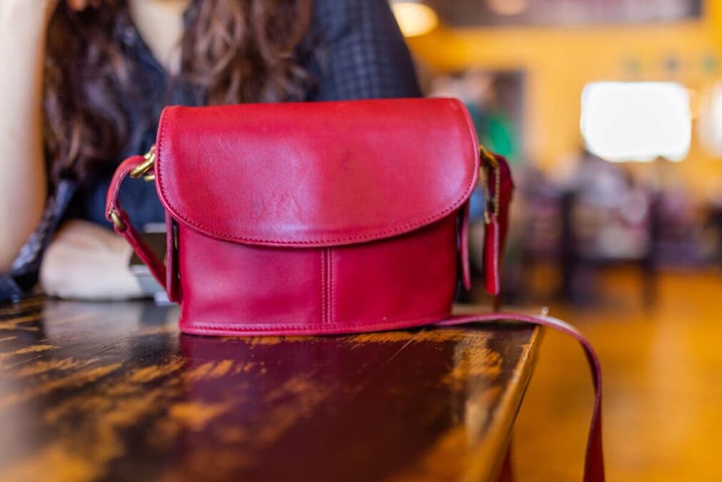 これは絶対に予測不可能！ バーで見つかった忘れ物のバッグ、その驚きの中身とは